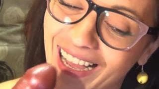 Ela é sexy com os seus óculos