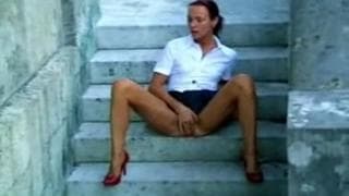 Milf francesa está se masturbando na rua