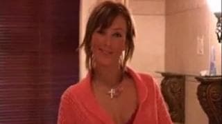 Morena sedutora se masturba no banheiro