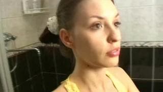 Uma morena bem gostosa em uma cena XXX Uma morena bem gostosa em uma cena XXX