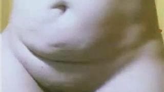 Uma coroa loira se toca na frente da câmera