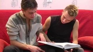 Esse cara quer estudar com seu amigo sexy Esse cara quer estudar com seu amigo sexy