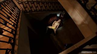 Aurora Snow adora negro pirocudo