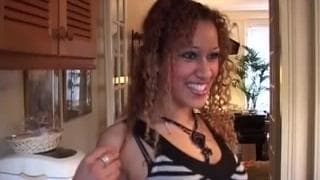 Uma árabe que abre bem as pernas