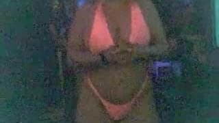 Esta MILF dança para nos na webcam