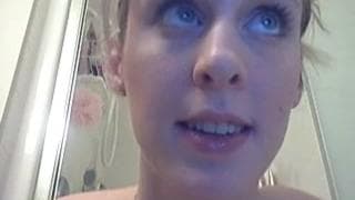 A loira safada se acaricia no chuveiro