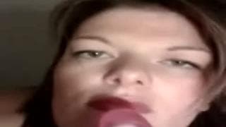 Uma amadora se dando prazer próprio