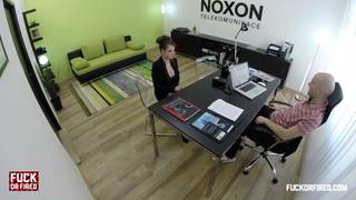 Ela faz de tudo para não ser demitida