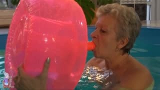 A avó vai na piscina antes de se masturbar A avó vai na piscina antes de se masturbar