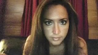 Esta morena amadora se masturbando na câmera