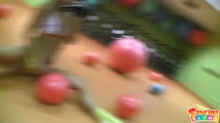 Loira desfruta se penetrando com um dildo