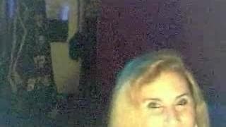  Esta Milf  faz uma dança sexy pela webcam