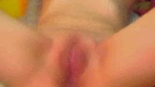 Esta morena adora enfiar os dedos !