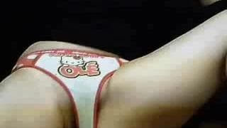 A morena se toca com tesão