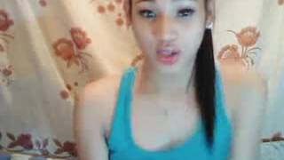 Uma transexual jovem e linda libera um show