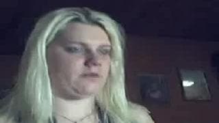 Uma loira pega na sua camara