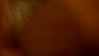 Uma morena gostosa masturba-se