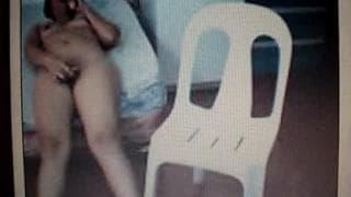 Uma morena que se masturba ao telefone