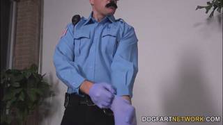 Jenna Ivory e um policia