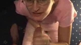 Ela masturba seu homem e faz sexo oral