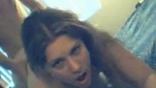 Uma morena fodida por trás!