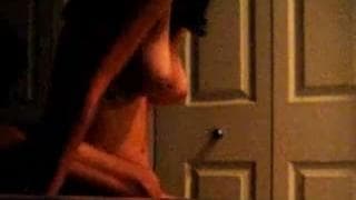 Ela balança-se em cima do seu pénis !