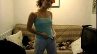 Um striptease em frente a camera