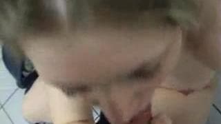 Amadora se fode sozinha no banheiro