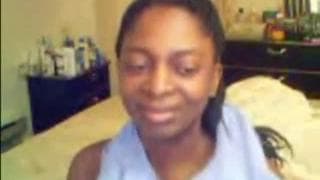 Uma mulher sensual preta a divertir