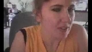 Uma amadora curiosa em frente a webcam