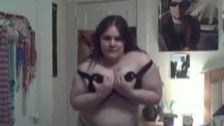 Ela faz um strip-tease muito divertido