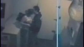 Um jovem macho fode uma coroa em uma mesa Um jovem macho fode uma coroa em uma mesa