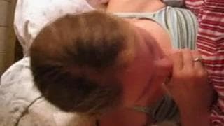 A loira adora chupar uma rola dura