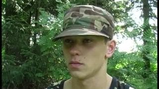 Dois soldados estão numa missão para foder Dois soldados estão numa missão para foder