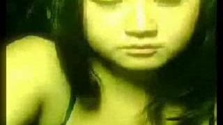 Morena sensual se exibe para a câmera