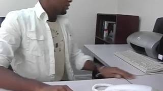 Um preto que se ocupa da sua paciente loira !