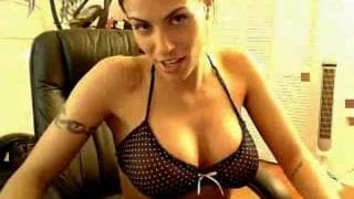 Uma bonita milf brinca com seu sextoy