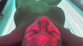 A morena quer se bronzear na cama