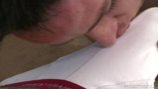 Dois jovens gays que gostam de gozar juntos