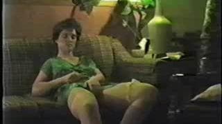 Veja como ela masturba sua buceta peluda