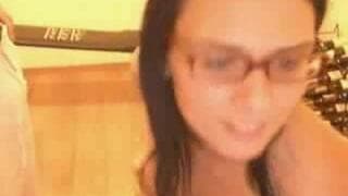 Morena mostra como chupa na webcam