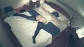 Uma amadora está amarrada