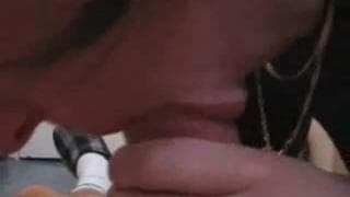 Jovem lhe dá um grande boquete