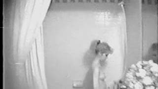 Elas masturba-se no seu banho !