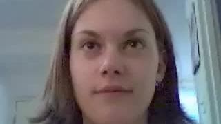 Jovem se masturba na webcam com seu dildo