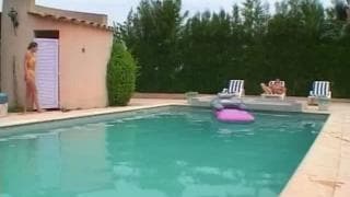 Sexo ao pé da piscina vai ser divertido