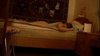 Ele filma esta menina jovem