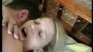 O namorado gosta de a beijar e foder O namorado gosta de a beijar e foder