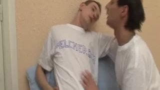 Uma cena de sexo anal entre dois gays jovens Uma cena de sexo anal entre dois gays jovens