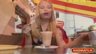 Loira leva na bunda por pau preto! Loira leva na bunda por pau preto!